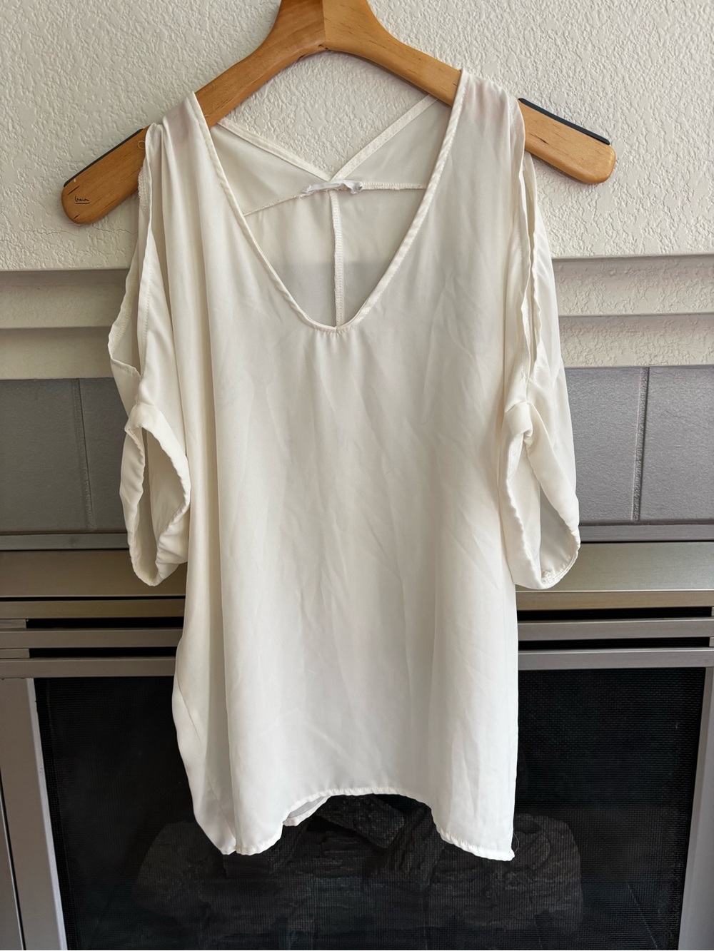 LUSH Women's Cream Cold-Shoulder V-Neck Blouse LARGE